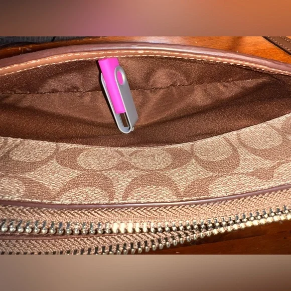 Coach east west crossbody - Picture 4 of 9